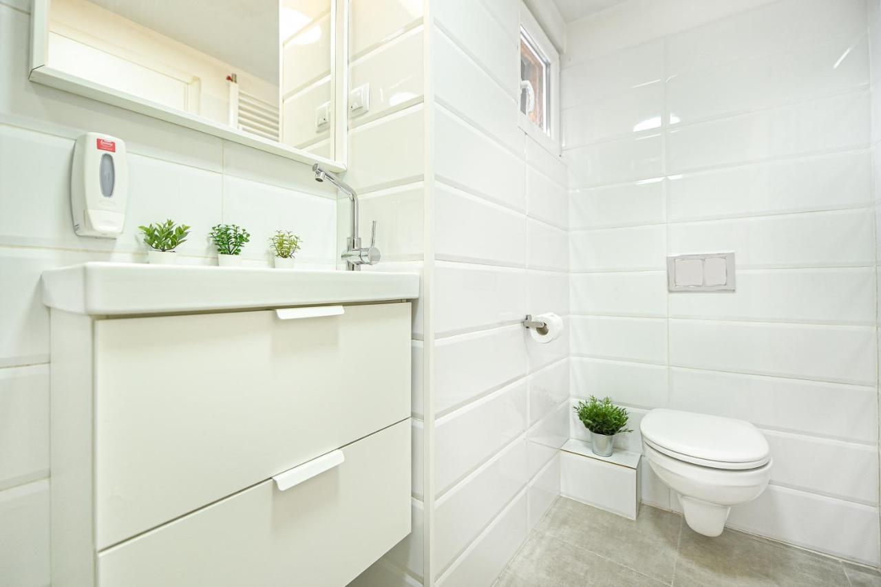 Spacious 1Br In The City Center - Amazing For Extended Stays Бухарест Экстерьер фото